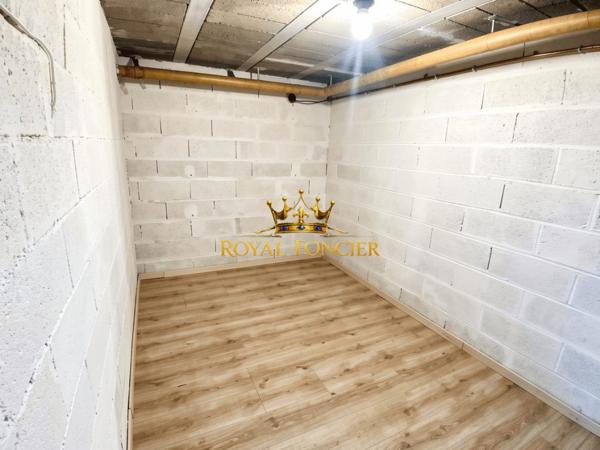 VUE SUR LA TERRASSE CARRELEE DE 60 M2, BEAU QUARTIER