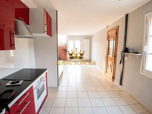 VUE SUR LA TERRASSE CARRELEE DE 60 M2, BEAU QUARTIER