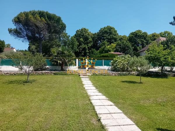 VUE SUR LA TERRASSE CARRELEE DE 60 M2, BEAU QUARTIER