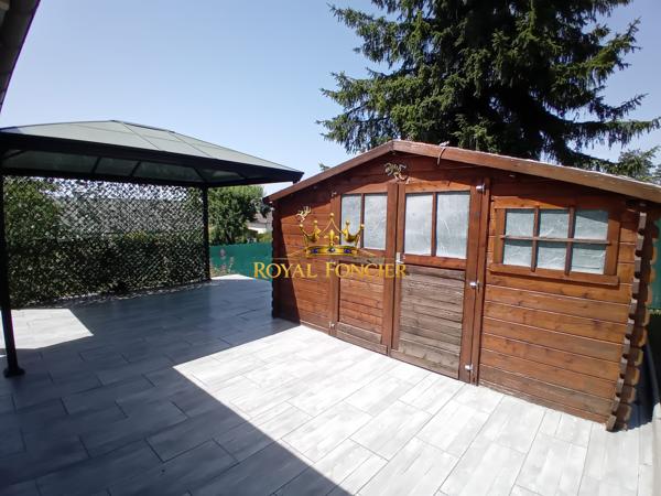 VUE SUR LA TERRASSE CARRELEE DE 60 M2, BEAU QUARTIER