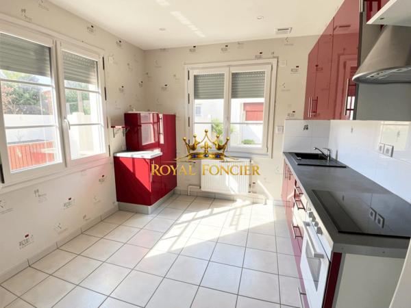 VUE SUR LA TERRASSE CARRELEE DE 60 M2, BEAU QUARTIER