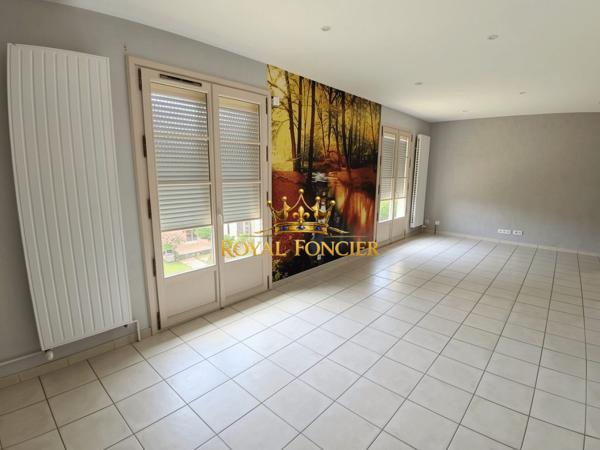 VUE SUR LA TERRASSE CARRELEE DE 60 M2, BEAU QUARTIER