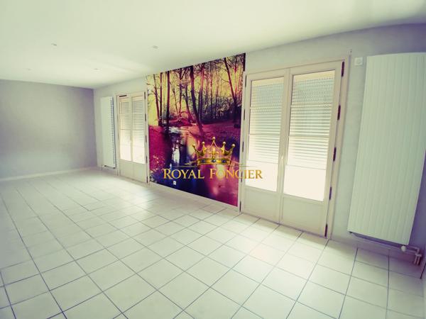 VUE SUR LA TERRASSE CARRELEE DE 60 M2, BEAU QUARTIER
