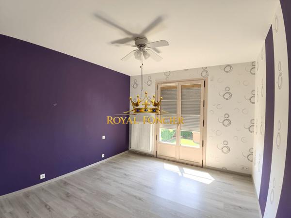 VUE SUR LA TERRASSE CARRELEE DE 60 M2, BEAU QUARTIER
