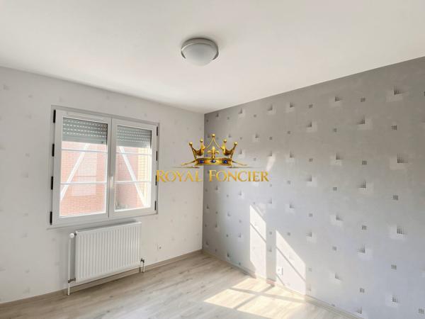 VUE SUR LA TERRASSE CARRELEE DE 60 M2, BEAU QUARTIER
