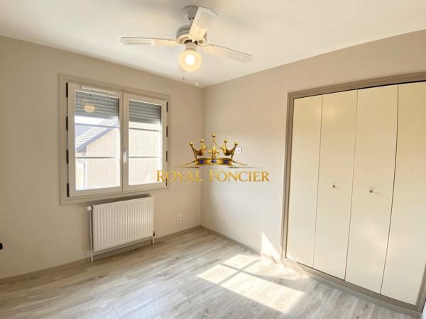 VUE SUR LA TERRASSE CARRELEE DE 60 M2, BEAU QUARTIER