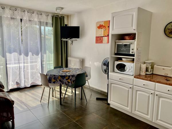studio ensoleillé avec balcon