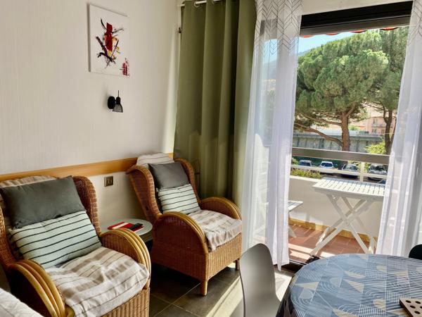 studio ensoleillé avec balcon
