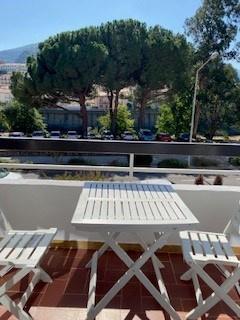 studio ensoleillé avec balcon