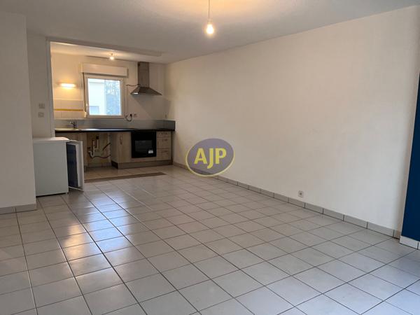 Appartement à louer Pontivy : 2 pièces, 49m² avec 1 chambre(s) à 575€ - AJP Immobilier Pontivy