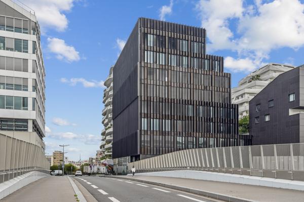 Bureaux à louer Paris 17 immeuble indépendant lumineux accès métro rapide