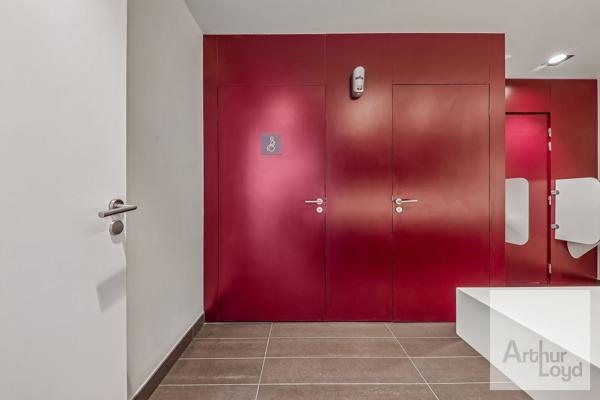 Bureaux à louer Paris 17 immeuble indépendant lumineux accès métro rapide
