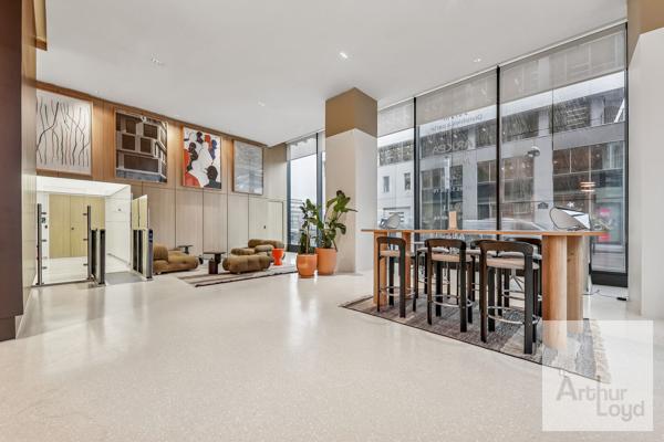 Bureaux à louer Paris 17 immeuble indépendant lumineux accès métro rapide