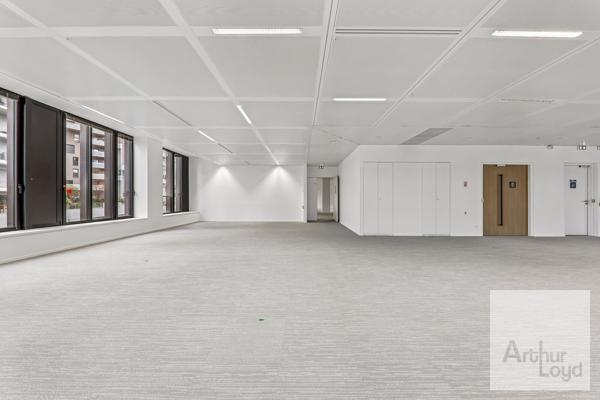 Bureaux à louer Paris 17 immeuble indépendant lumineux accès métro rapide