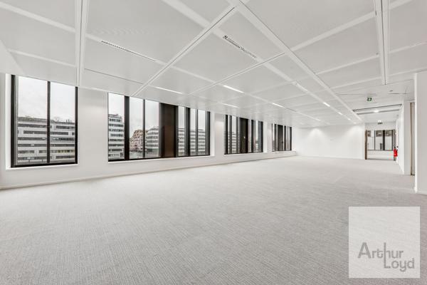 Bureaux à louer Paris 17 immeuble indépendant lumineux accès métro rapide