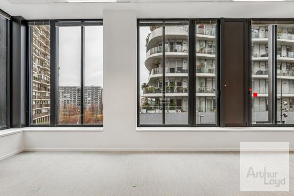 Bureaux à louer Paris 17 immeuble indépendant lumineux accès métro rapide