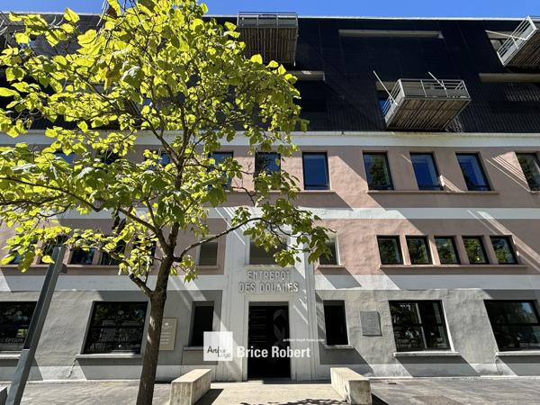 Bureaux à louer à Lyon lumineux avec balcons privés sur la Saône