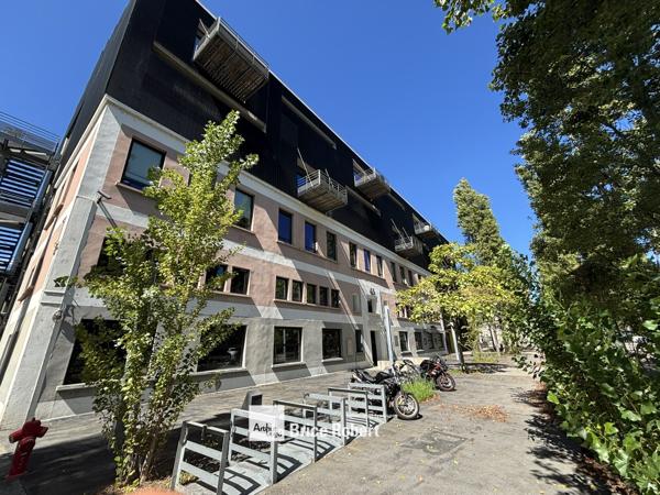 Bureaux à louer à Lyon lumineux avec balcons privés sur la Saône