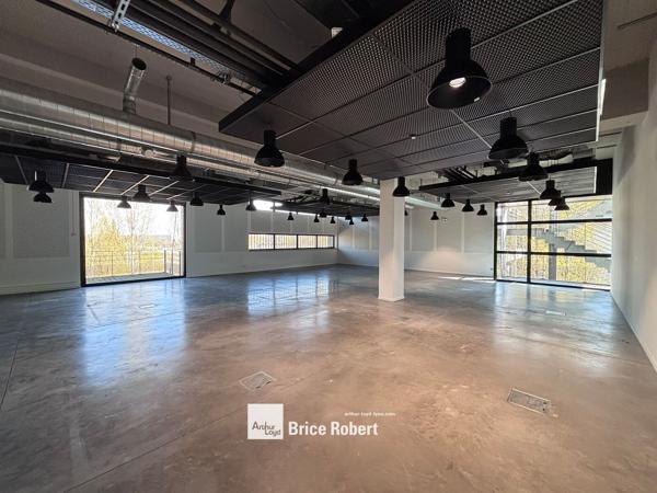 Bureaux à louer à Lyon lumineux avec balcons privés sur la Saône