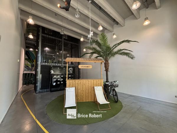 Bureaux à louer à Lyon lumineux avec balcons privés sur la Saône