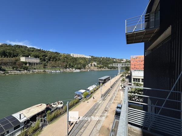 Bureaux à louer à Lyon lumineux avec balcons privés sur la Saône