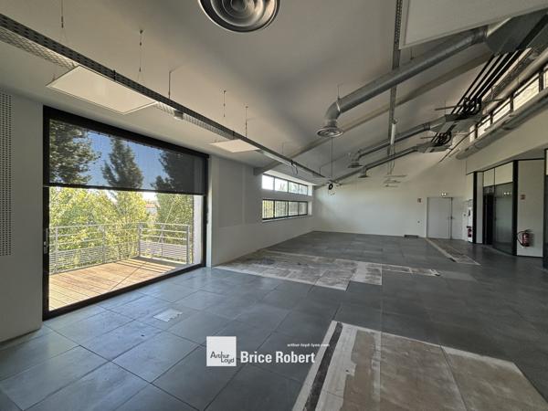 Bureaux à louer à Lyon lumineux avec balcons privés sur la Saône