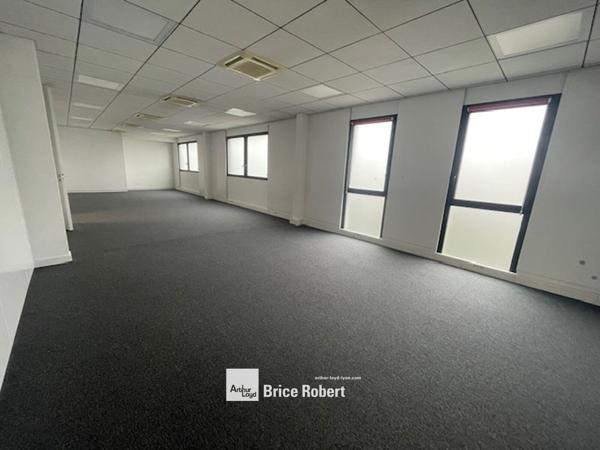 Bureaux à louer à Saint-Priest de 20 à 60m² au cœur d’un parc arboré
