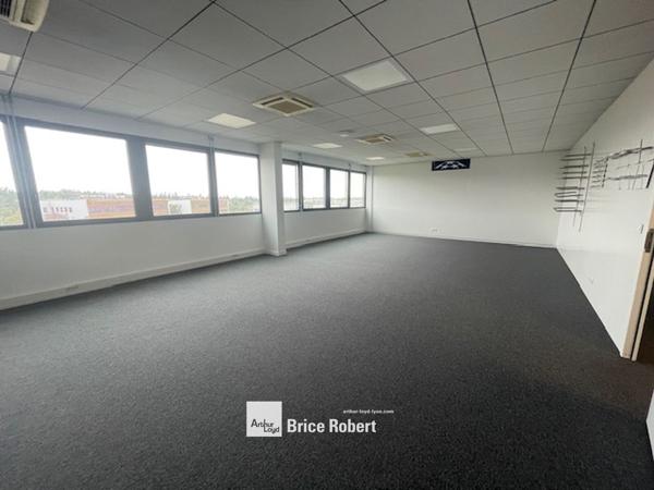 Bureaux à louer à Saint-Priest de 20 à 60m² au cœur d’un parc arboré