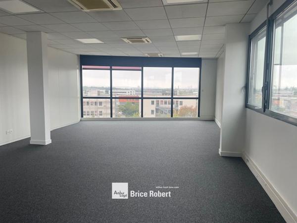 Bureaux à louer à Saint-Priest de 20 à 60m² au cœur d’un parc arboré