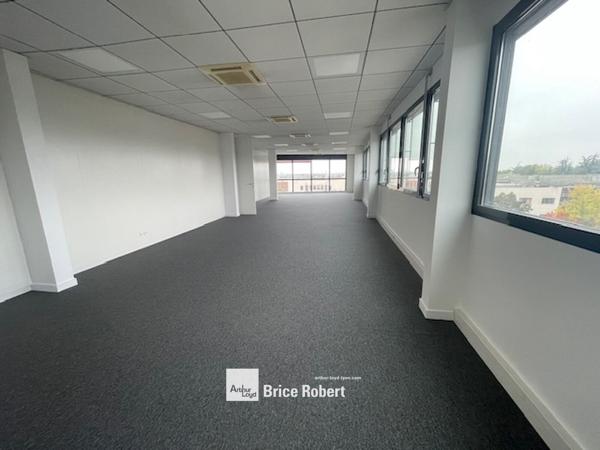 Bureaux à louer à Saint-Priest de 20 à 60m² au cœur d’un parc arboré