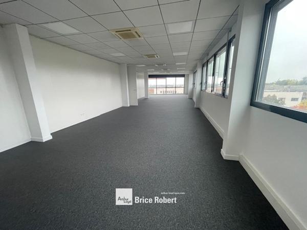 Bureaux à louer à Saint-Priest de 20 à 60m² au cœur d’un parc arboré