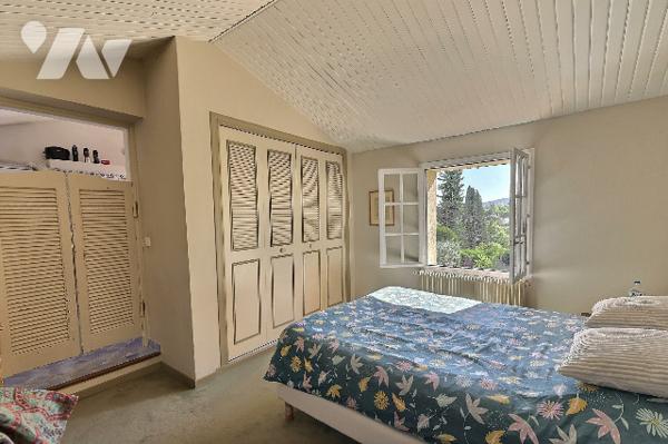 GRASSE - Les Roumiguieres - Élégant Mas Provençal à rafraîchir d'environ 200 m² habitables