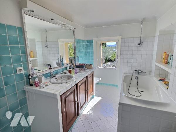 GRASSE - Les Roumiguieres - Élégant Mas Provençal à rafraîchir d'environ 200 m² habitables