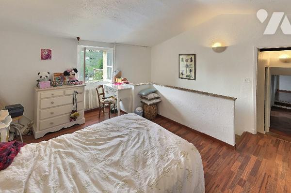 GRASSE - Les Roumiguieres - Élégant Mas Provençal à rafraîchir d'environ 200 m² habitables