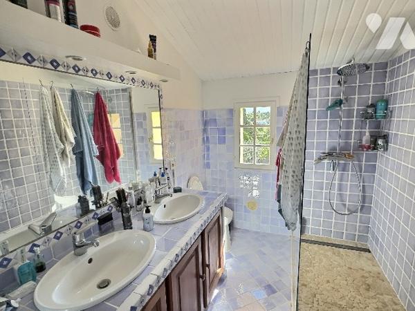 GRASSE - Les Roumiguieres - Élégant Mas Provençal à rafraîchir d'environ 200 m² habitables