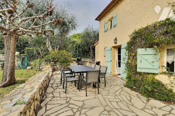 GRASSE - Les Roumiguieres - Élégant Mas Provençal à rafraîchir d'environ 200 m² habitables