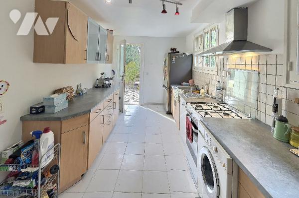 GRASSE - Les Roumiguieres - Élégant Mas Provençal à rafraîchir d'environ 200 m² habitables