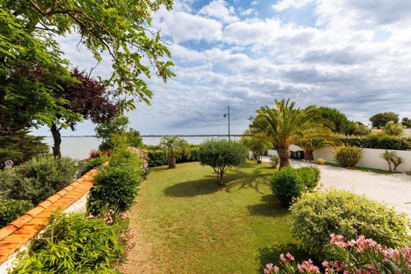 VILLA DE CARACTÈRE AVEC VUE MER EXCEPTIONNELLE ET ESPACE BIEN-ÊTRE A PORT DES BARQUES