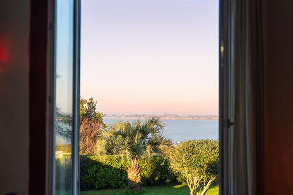 VILLA DE CARACTÈRE AVEC VUE MER EXCEPTIONNELLE ET ESPACE BIEN-ÊTRE A PORT DES BARQUES