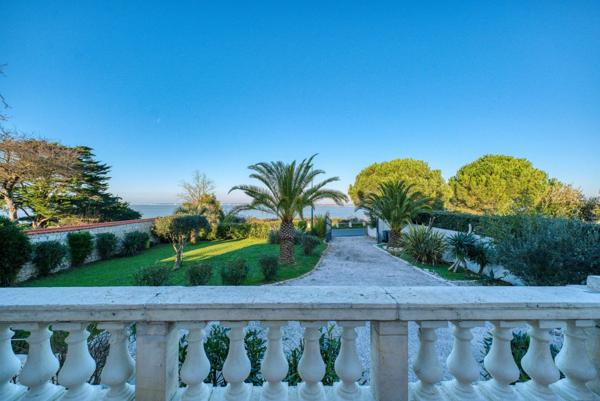 VILLA DE CARACTÈRE AVEC VUE MER EXCEPTIONNELLE ET ESPACE BIEN-ÊTRE A PORT DES BARQUES