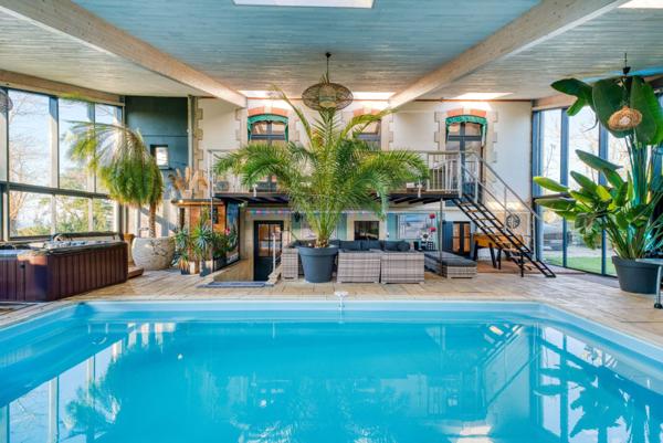VILLA DE CARACTÈRE AVEC VUE MER EXCEPTIONNELLE ET ESPACE BIEN-ÊTRE A PORT DES BARQUES
