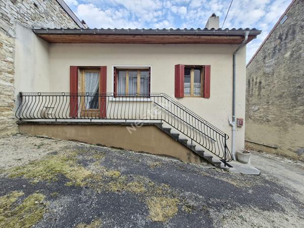 Maison en pierres située au coeur de Cousance, à proximité de toutes les commodités