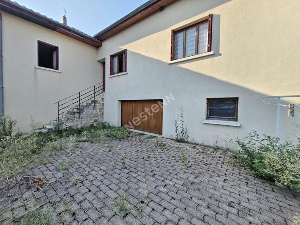 Maison en pierres située au coeur de Cousance, à proximité de toutes les commodités