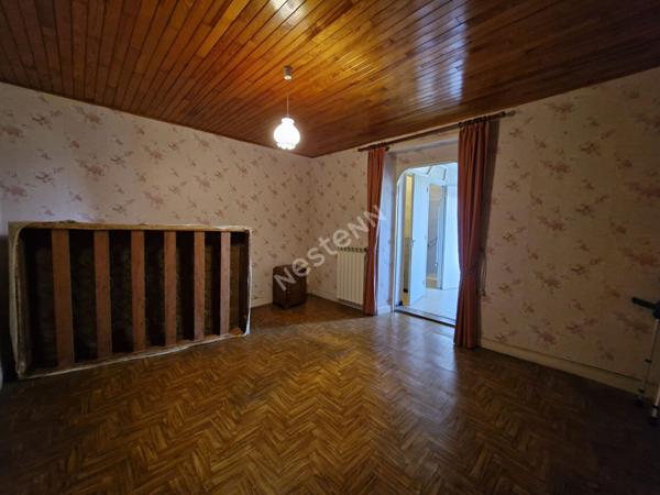 Maison en pierres située au coeur de Cousance, à proximité de toutes les commodités