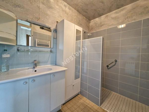 Maison en pierres située au coeur de Cousance, à proximité de toutes les commodités