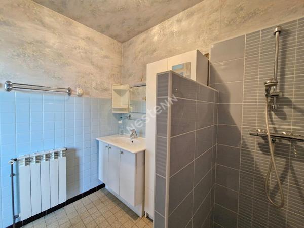 Maison en pierres située au coeur de Cousance, à proximité de toutes les commodités