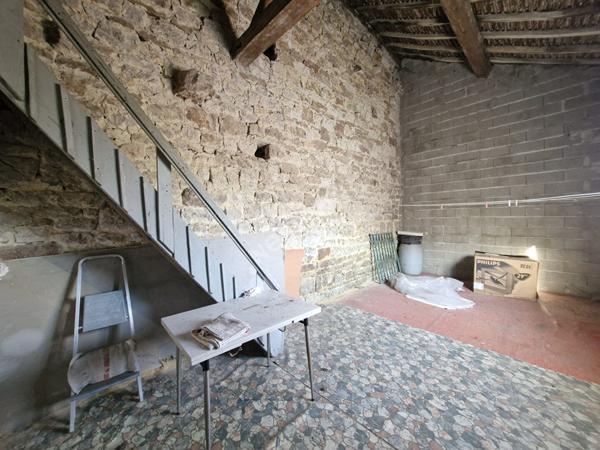 Maison en pierres située au coeur de Cousance, à proximité de toutes les commodités
