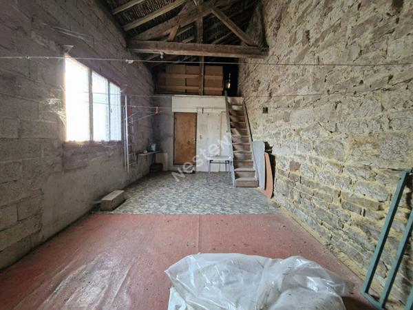 Maison en pierres située au coeur de Cousance, à proximité de toutes les commodités
