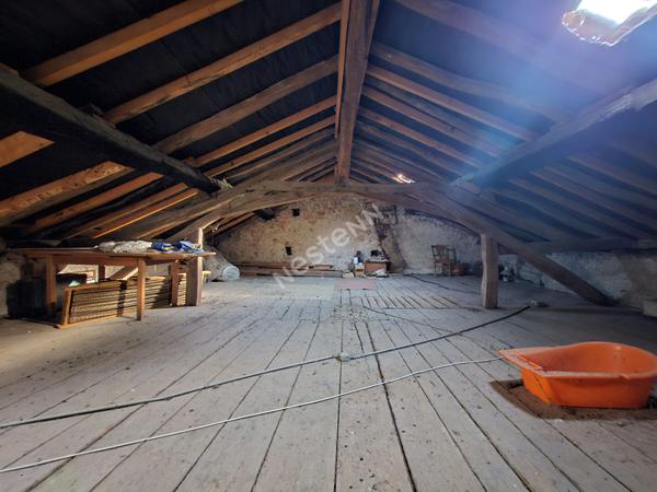 Maison en pierres située au coeur de Cousance, à proximité de toutes les commodités