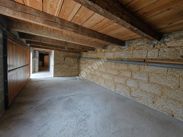 Maison en pierres située au coeur de Cousance, à proximité de toutes les commodités